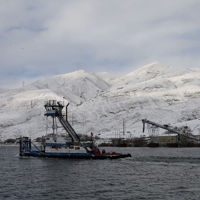 Tugboat on the Clearwater River heading West.